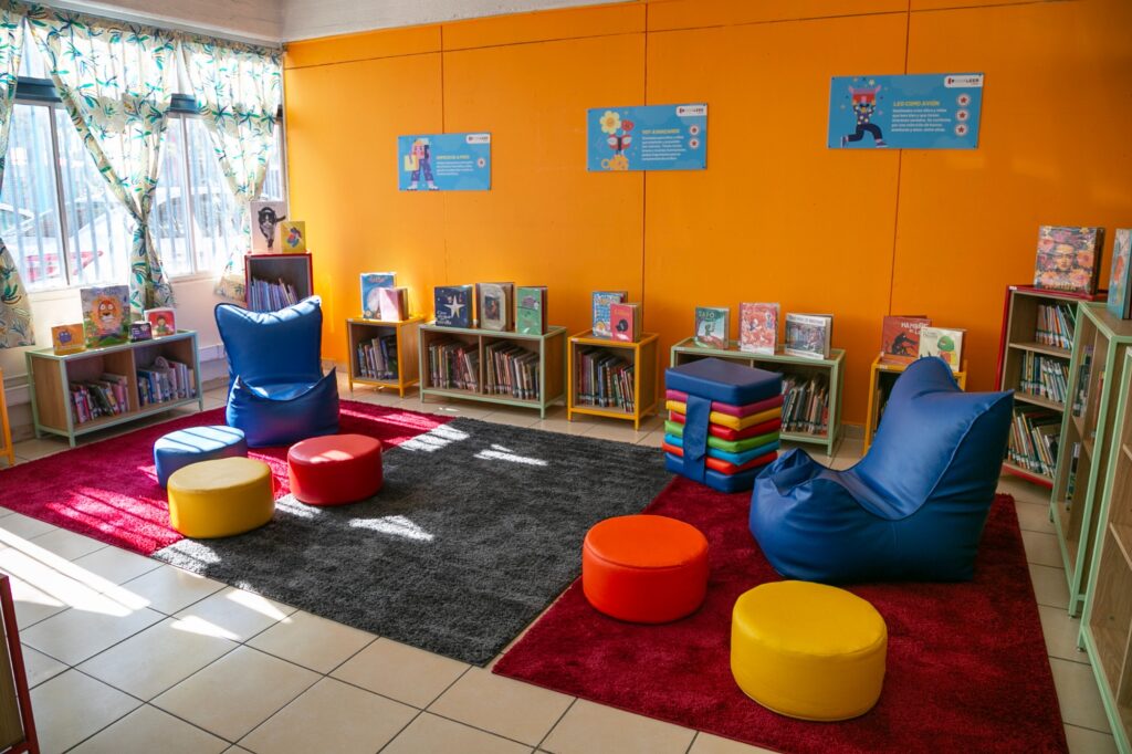 Biblioteca Escolar Viva Leer Copec del Liceo El Roble, en La Pintana